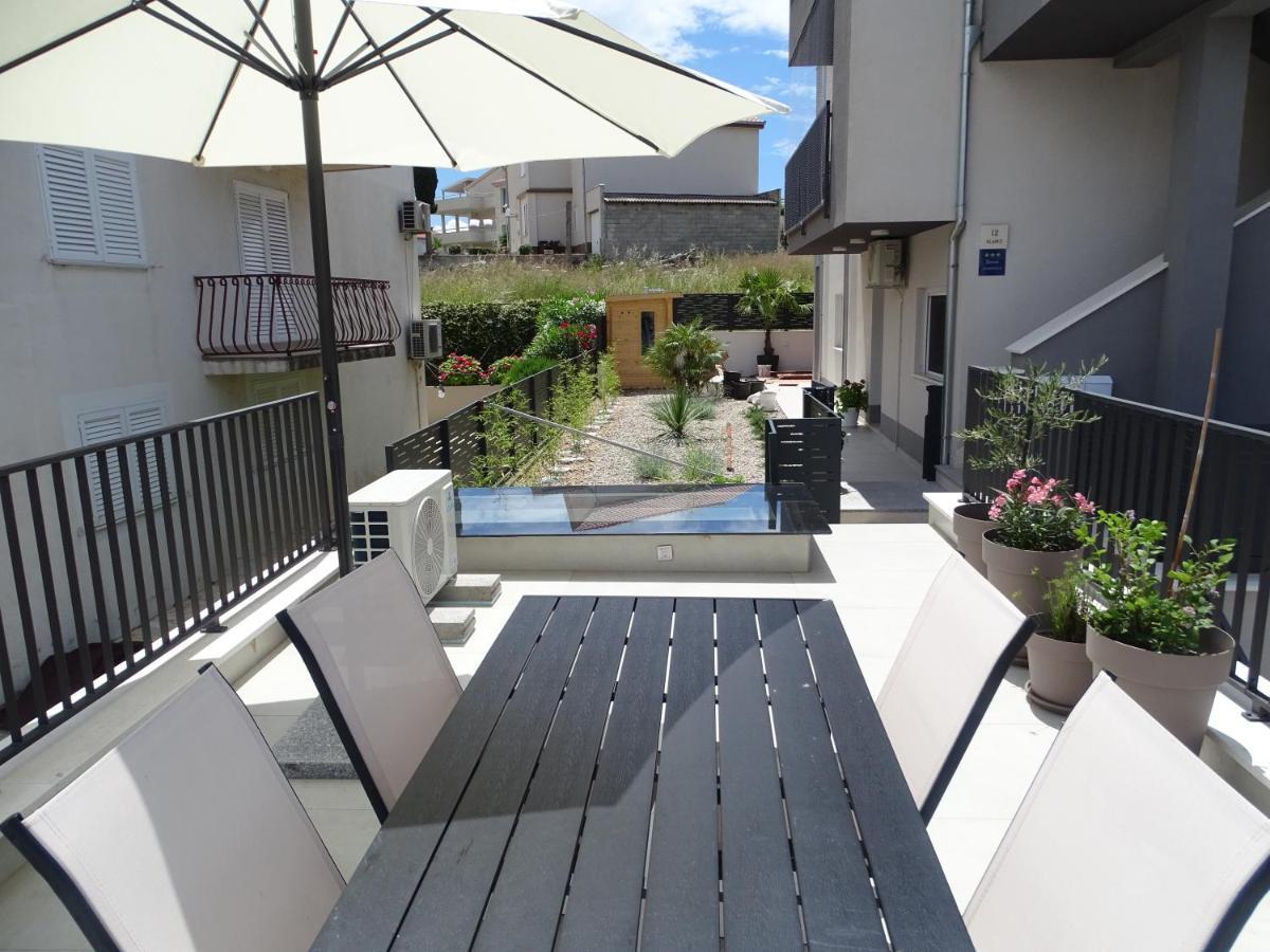 Modernes Kleines Haus Mit Terrasse Villa Split Exteriör bild